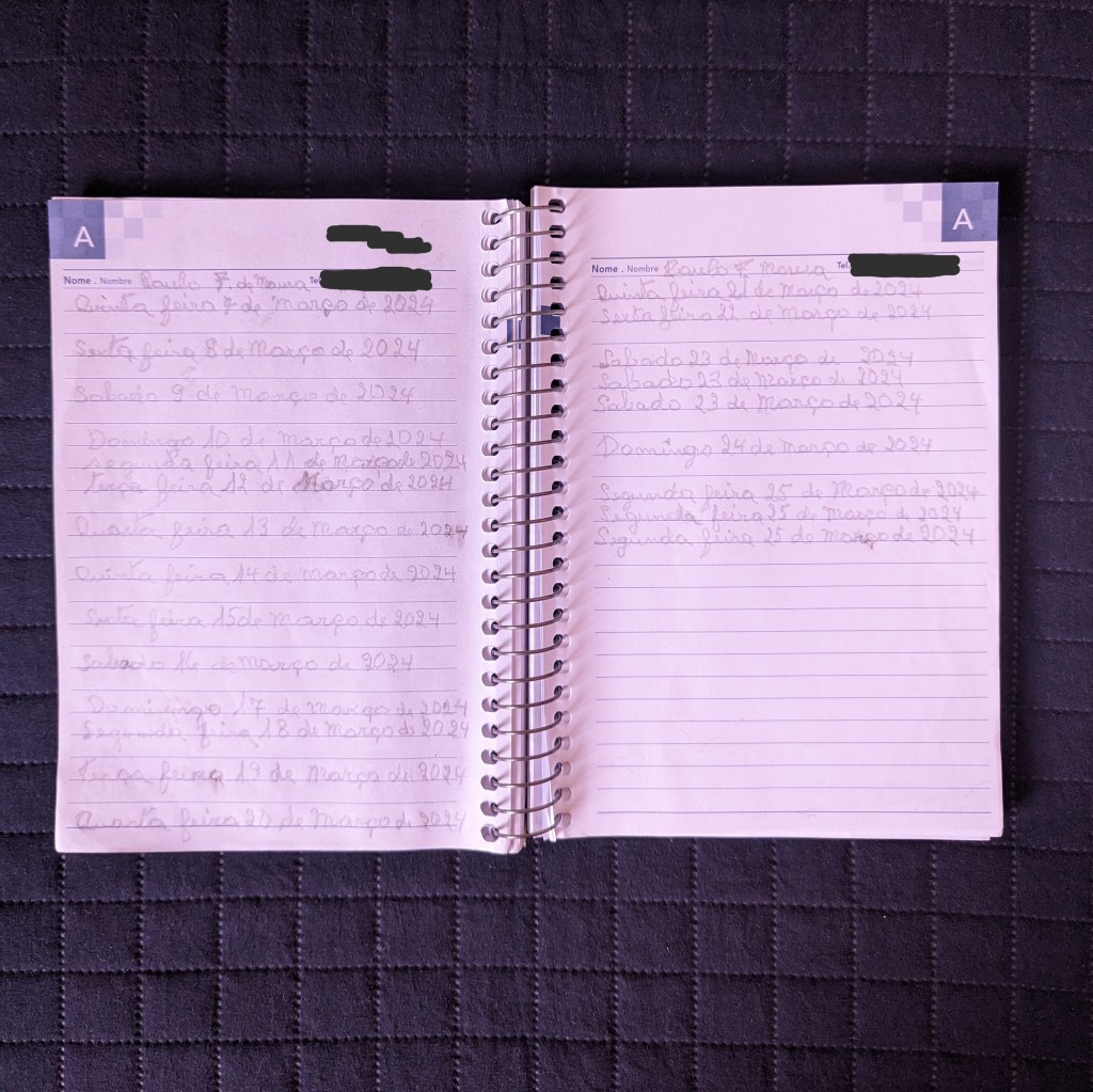 Caderno com datas escritas a mão com lápis