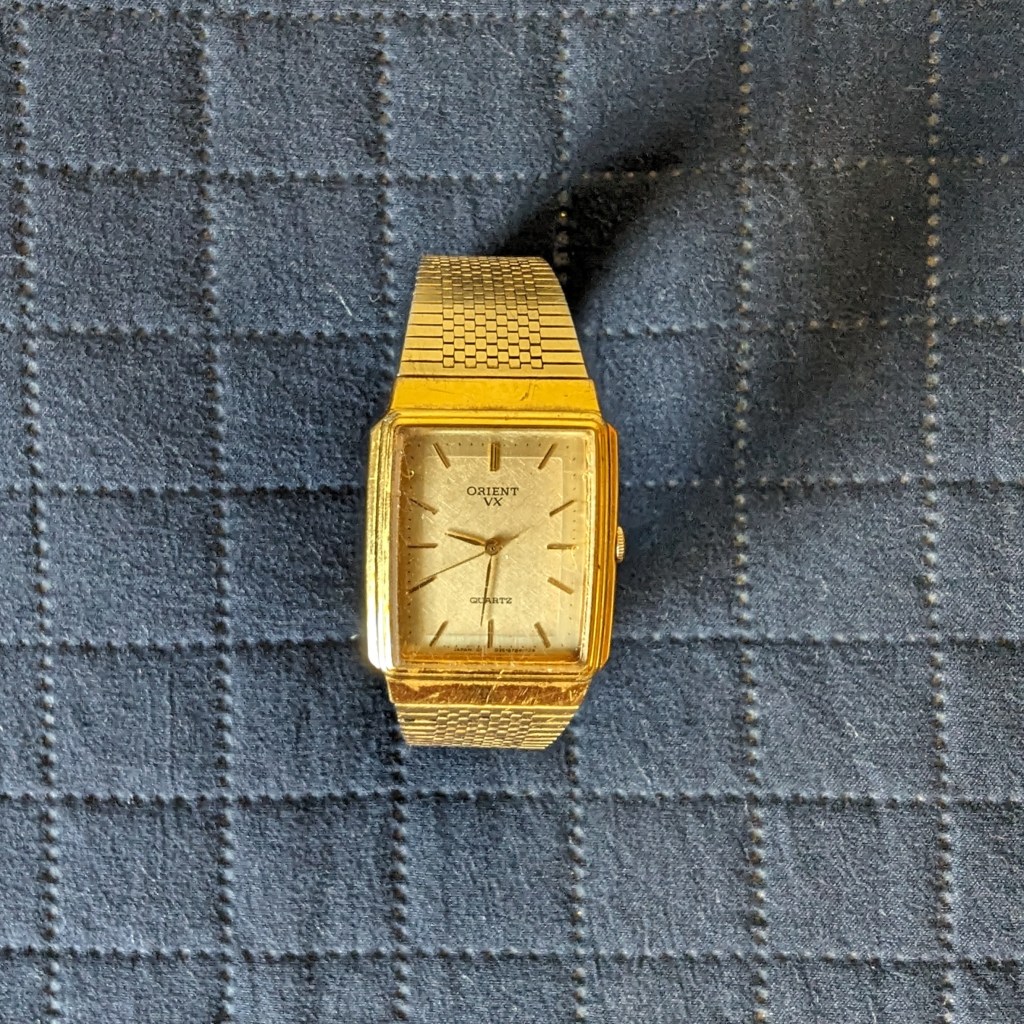 Relógio dourado em fundo azul escuro